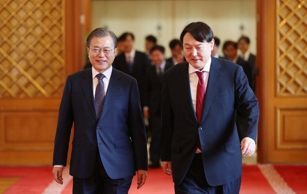 사진은 지난해 7월 25일 문재인 대통령이 윤석열 신임 검찰총장에게 임명장을 수여한 뒤, 간담회장으로 함께 이동하고 있는 모습. (사진=중앙신문DB)