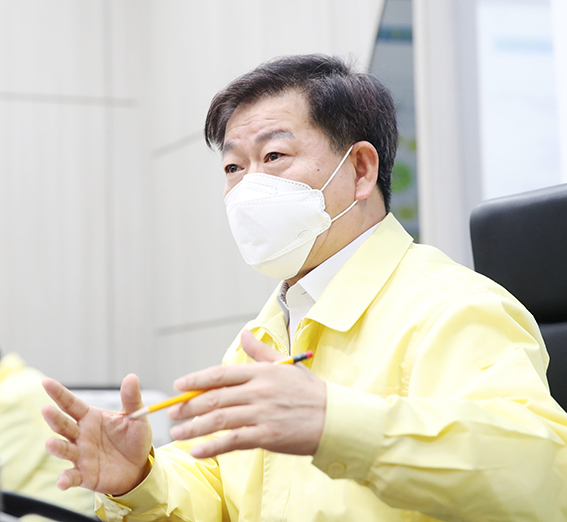 광명시는 내년 예산으로 올해 9309억원 보다 1.56%(145억원) 증가한 9454억원의 예산을 마련했다. 사진은 박승원 광명시장. (사진제공=광명시청)