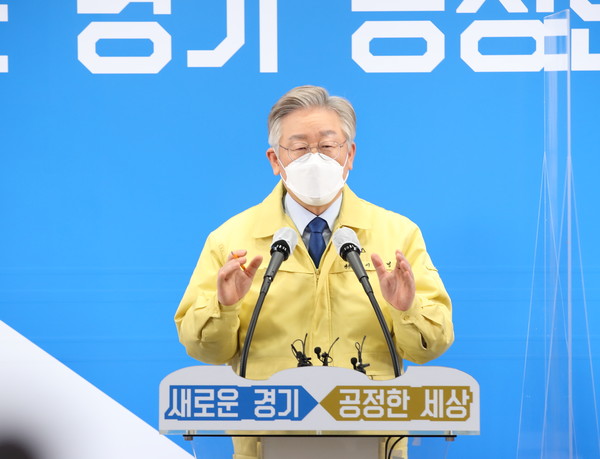이재명 경기도지사는 21일 기자회견을 열고 “확진자 수가 1천명을 넘나들며 최고치를 경신하고 있고, 지역사회에서 크고 작은 집단감염이 끊이지 않는 등 경기도는 물론 대한민국 전체가 코로나19 발생 이후 최악의 위기를 맞이하고 있다”면서 오는 23일 0시부터 5인 이상 사적 모임이 금지되는 등 이른바 수도권 지역의 새로운 방역지침을 발표하고 있다. (사진제공=경기도청)