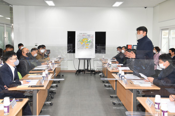 하남시는 감일지구와 지하철 5·9호선 올림픽공원역을 연계하는 ‘시내버스 35번’ 노선을 다음달 4일부터 잠실역까지 연장 운행하고 기존 5대에서 15대로 증차한다고 21일 밝혔다. (사진제공=하남시청)