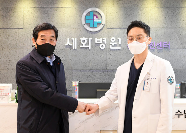 윤화섭 안산시장이 21일 세화병원을 방문해 감염병 전담병원 지정과 관련한 협의를 하고 기념촬영을 하고 있다. (사진제공=안산시청)