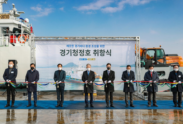 22일 오전 경기도 화성시 전곡항에서 이재명 경기도지사, 장현국 경기도의회 의장, 서철모 화성시장, 윤화섭 안산시장, 이진복 국회의원, 김인영, 오진택, 원미정, 안광률, 김종배 경기도의원 및 관계자들이 참여한 가운데 경기청정호 취항식이 열리고있다. (사진제공=경기도청)