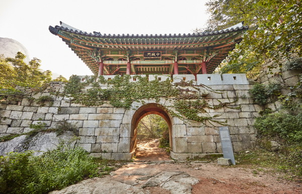 고양시가 국가 사적 제162호 북한산성의 16개 성문에 대한 역사적 가치와 현황조사 결과를 국내 최초로 집대성한 ‘사적 제162호 북한산성 성문 원형 기록화 용역 보고서’를 발간했다. 사진은 북한산성 중성문 모습. (사진제공=고양시청)