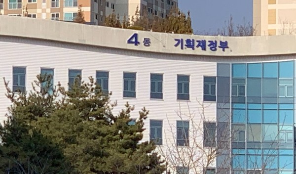 기획재정부는 24일 한국은행, 산업은행과 논의를 거쳐 코로나19 장기화로 어려움을 겪는 저신용기업의 자금조달을 지원하기 위해 SPV 활용을 결정했다고 밝혔다.(사진=김정삼 기자)
