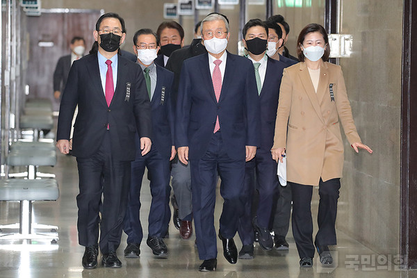 국민의힘 김종인 비상대책위원장, 주호영 원내대표 등 당 지도부가 17일 오전 최고위원회의에 참석하기 위해 이동하고 있다. (사진=국민의힘 제공)