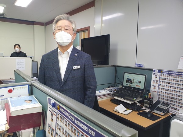 이재명 지사가 28일 도청 기자실을 방문해 “하루빨리 코로나가 종식 되고 기자분들도 보다 넓은 곳에서 일 하는 환경을  만들어 드리겠다”고 말했다. (사진=김삼철기자)