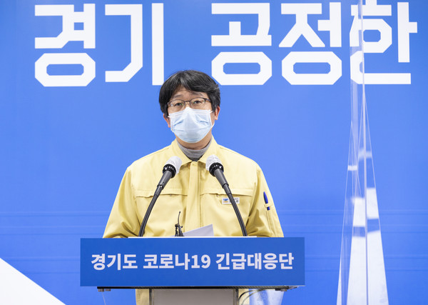 임승관 코로나19 긴급대응단 단장이 22일 오후 경기도청 브리핑룸에서 코로나19 긴급대응단 정례브리핑을 하고있다. (사진제공=경기도청)