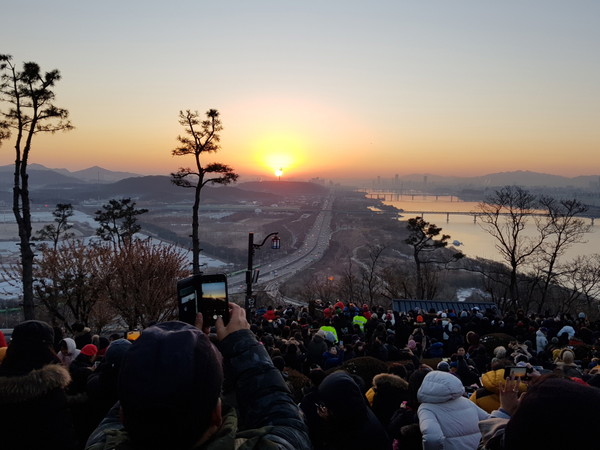 고양시가 코로나19 확산 예방을 위해, 매년 1월 1일 행주산성을 비롯해 정발산, 고봉산 등 주요 지점에서 개최해 오던 신년 해맞이행사를 2021년도에는 전면 취소한다. 사진은 지난해 신년 해맞이행사 모습. (사진제공=고양시청)