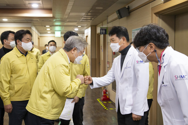 28일 이재명 경기도지사가 임병택 시흥시장과 제1호 경기도형 특별 생활치료센터가 운영중인 (구)시화병원을 방문해 최병철 시화병원 이사장 및 직원들과 인사를 나누고 있다. (사진제공=경기도청)