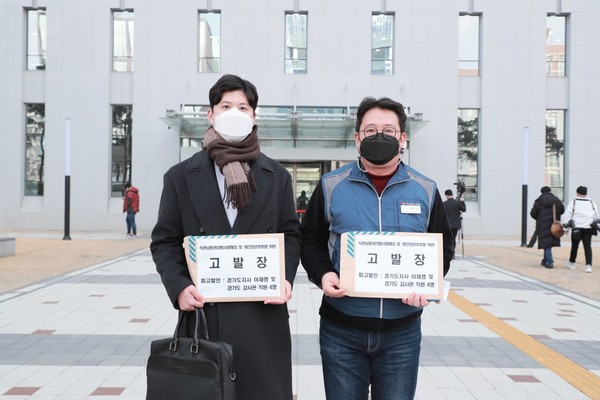 엄강석 전공노 전공노 경기지역본부 남양주시지부장(오른쪽)과 전재완 변호사. (사진제공=남양주시청)