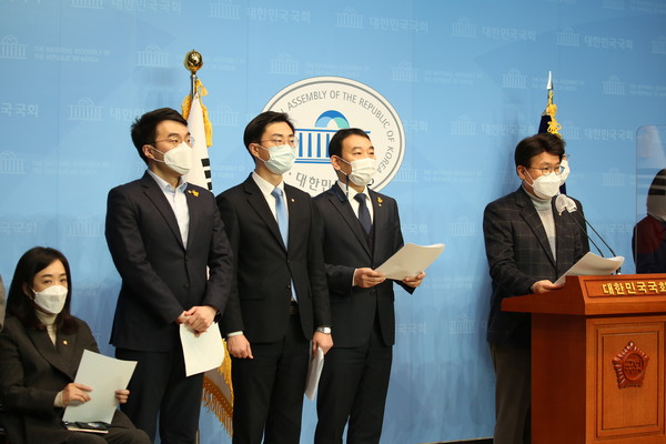 더불어민주당 의원들이 29일 오전 서울 여의도 국회 소통관에서 공소청 법안 및 검찰청법 폐지 법안 발의 기자회견을 열고 있다. (사진=나문성 기자)
