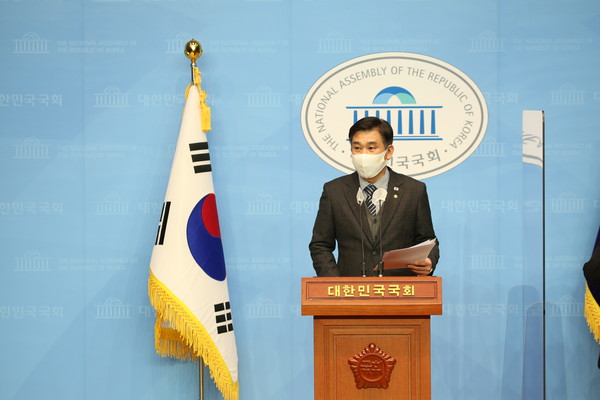 29일 최승재 의원이 서울 여의도 국회 소통관에서 5인 미만 사업 또는 사업장에 근로기준법을 적용하는데 필요한 비용을 국가가 지원하도록 하는 ‘근로기준법 일부개정법률안’을 대표발의하는 기자회견을 열고 있다. (사진=나문성 기자)