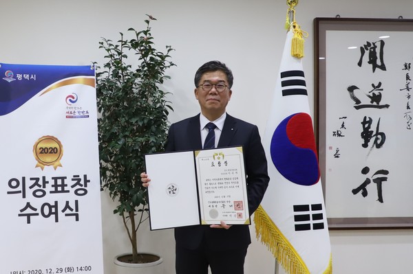 평택시의회 이윤하 의원은 지난 29일 평택시장 집무실에서 소규모로 진행된 ‘민주평통자문회의의장‧경기도지사상 전수식’에서 의장(대통령) 표창을 수상했다. (사진제공=평택시의회)