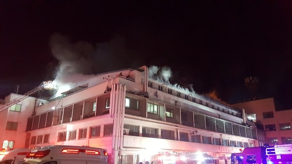 1일 오전 0시 21분께 인천 미추홀구에 있는 인하대학교 4호관 4층 연구실에서 원인을 알 수 없는 불이 났다. 이 불은 샌드위치 패널로 된 4층 연구실 약 985.12㎡를 태우고 화재 발생 2시간 27분 만에 진화됐다. (사진제공=미추홀소방서)
