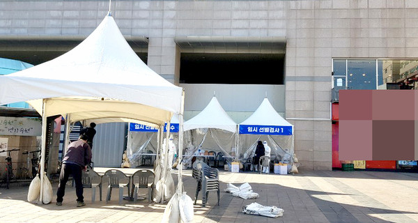 경기도 코로나19 신규 확진자가 18일 0시 기준 301명 발생했다. 경기도는 현재 ‘소리 없는 무증상 전파자’를 찾기 위해 도내 31개 시·군 곳곳에 임시 선별진료소 72곳을 설치하고 선제 검사를 하고 있다. 사진은 수역역 앞에 설치된 임시 선별 진료소. (사진제공=경기도청)