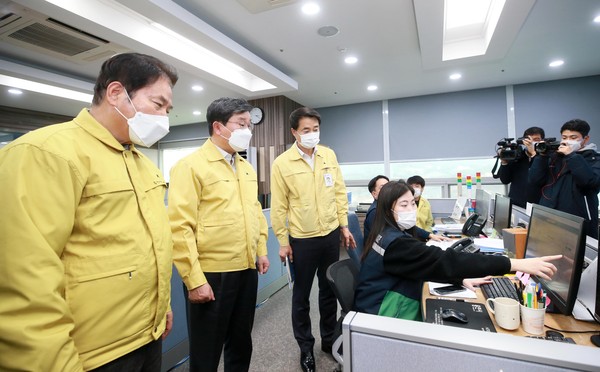 백군기 시장과 전해철 장관이 상황실 직원으로부터 자가격리자 모니터링 시스템에 대한 설명을 듣고 있다. (사진제공=용인시청)