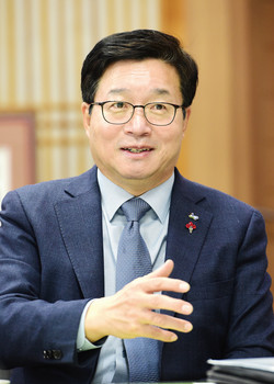 염태영 시장은 “올해 최우선 목표는 시민의 안전을 지키고 지역경제를 활성화 하는 것”이라고 4일 밝혔다. (사진제공=수원시청)