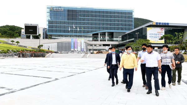 신동헌 시장은 “지난 민선 7기 2년 반 동안 한 단계 도약을 목표로 성장의 기반을 닦기 위한 정책들을 펼쳤다면 민선 7기 3년차인 2021년은 그 과실을 시민 여러분과 골고루 나눌 수 있는 ‘결실의 해’로 만들어야 할 골든타임”이라며 “시정의 모든 역량을 모아가겠다”고 밝혔다. 사진은 광주시청 앞 광장 개방 점검하는 모습 (사진제공=광주시청)