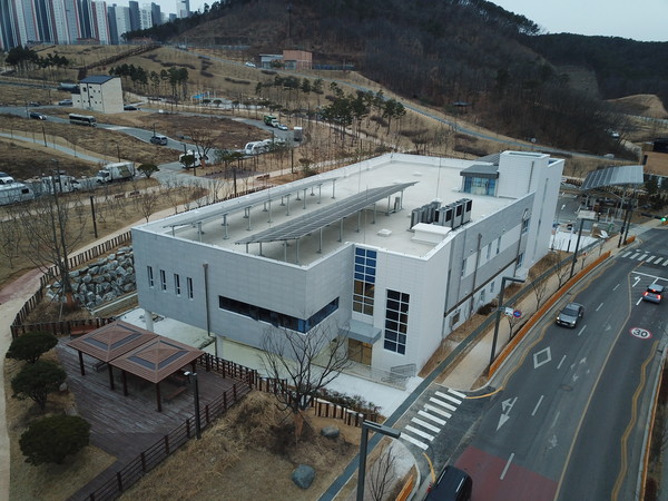 화성시 왕배푸른숲도서관이 전국 최초로 공공건축물 제로에너지 1등급 인증 획득했다. (사진제공=화성시청)
