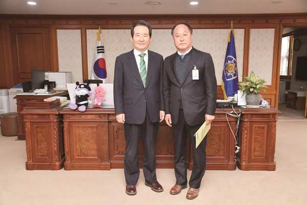 정세균 국무총리에게 ‘용문~홍천 철도’의 제4차 국가철도망 구축계획 반영 건의 위해 정부 서울청사 방문 (사진제공=양평군청)