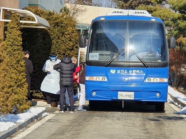 안성시는 관내 A정신요양병원 입원자 소산 계획에 의해 코로나19 음성 확인을 받은 128명을 이천시 소재 성안드레아병원으로 이송 조치했다. (사진제공=안성시청)
