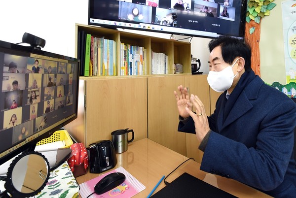 안병용 의정부시장은 11일 원격 수업이 진행된 솔뫼초등학교를 방문해 온라인 원격수업을 참관하고 교사와 교직원 등을 격려했다. (사진제공=의정부시청)