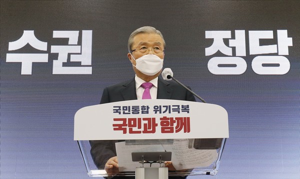 ◇국민의힘 김종인 비상대책위원장은 윤석열 검찰총장이 향후 여권 후보로 대선에 도전할 수 있다며 "인간이 살아가는 과정에 '별의 순간'은 한 번밖에 없다"며 "그 순간을 제대로 포착하느냐에 따라 인생을 국가를 위해 기여할 수도, 못할 수도 있다"고 훈수했다. (사진=중앙신문DB)