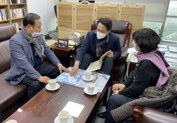 정동균 양평군수가 12일 더불어민주당 안민석국회의원을 만나 서울-양평 고속도로 예타통과를 비롯한 양평의 각종 지역현안사항에 대한 협력을 요청하고 있다.(사진제공=양평군청)