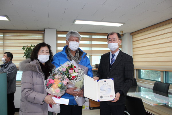 임진여울영농조합법인 박용석 대표가 지난 11일 현장 농정 홍보 유공에 대한 농림축산식품부 장관 표창을 받았다. (사진제공=연천군청)