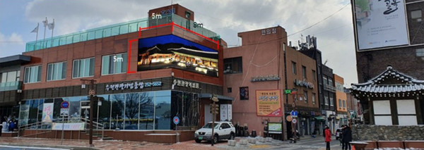 수원시는 젊음의 거리 였던 수원 남문로데오거리를 ‘빅데이터 기반 디지털옥외광고 시범사업’을 추진해 부활을 꿈꾼다고 12일 밝혔다. 사진은 디지털광고물 예상 모습. (사진제공=수원시청)