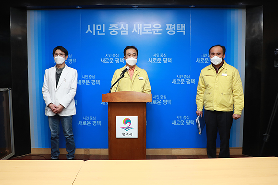 평택시는 13일 언론브리핑을 통해 코로나19 감염병 전담 요양병원 지정을 발표했다. 사진 왼쪽부터 한관석 이사장, 정장선 시장, 서달영 송탄보건소장. (사진제공=평택시청)
