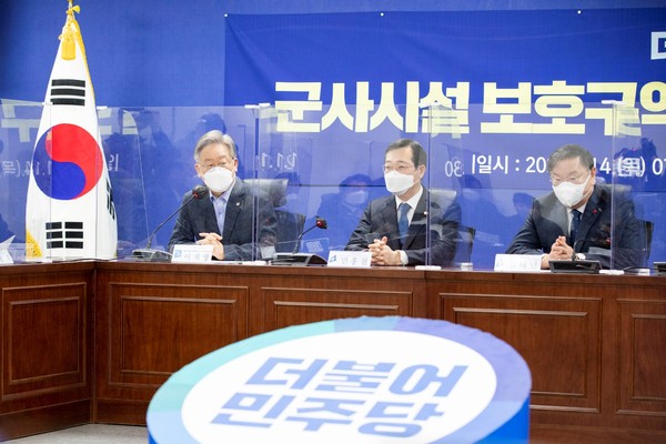 14일 오전 국회의원회관에서 이재명 경기도지사,민홍철 국방위원장,김태년 더불어민주당 원내대표,홍익표 정책위의장,서욱 국방부장관,최문순 강원도지사 등이 참석한 가운데 군사시설 보호구역 해제 및 완화 관련 당정협의회가 열렸다.(사진제공=경기도청)