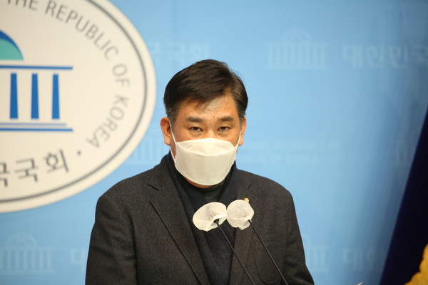 국민의힘 최승재 의원이 14일 오후 국회 소통관에서 기자회견을 하고 있다. (사진=나문성 기자)