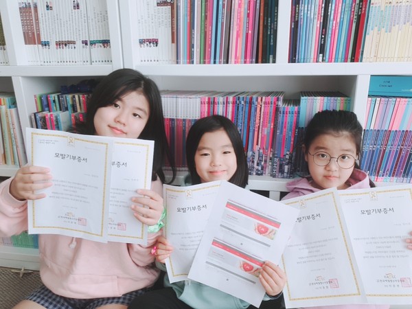 소아암을 투병 중인 환아를 돕기 위해 머리카락을 기부한 신축년 새해 주변을 따뜻하게 하는 온정의 주인공은 양주시에 소재한 조양중학교와 남면초등학교에 재학 중인 장온유(12세), 장시온(10세), 장시유(8세) 자매이다. (사진제공=양주시청)