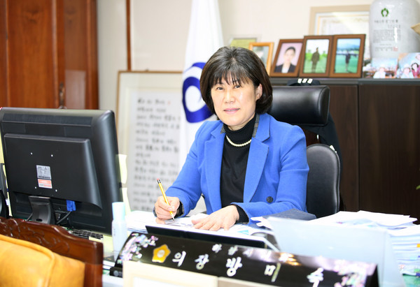 방미숙 하남시의회 의장은 16일 중앙신문과 가진 인터뷰에서 “지난해 지방자치법 전부개정안이 통과돼 견제와 감시라는 의회 본연의 역할에 더욱 충실할 것”이라고 밝혔다. (사진제공=하남시의회)