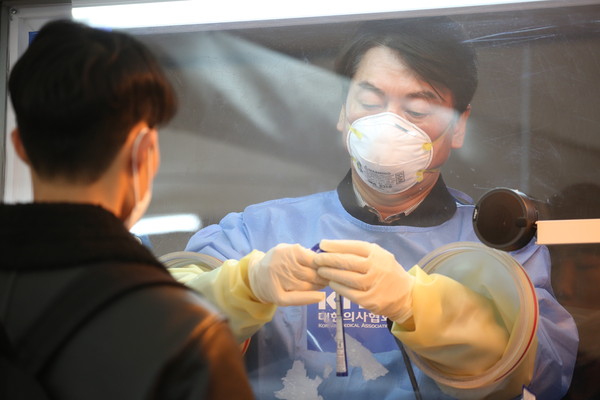 안철수 국민의당 대표가 15일 오전 서울 중구 서울시청 앞에 마련된 코로나19 임시 선별검사소에서 코로나19 검체채취 의료자원봉사를 하고 있다. (사진=나문성 기자)