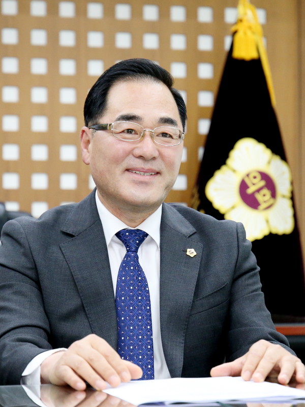 윤창근 성남시의회 의장은 18일 중앙신문과 가진 인터뷰에서 “2021년 신축년 사자성어로 ‘제심합력(齊心合力)’을 선정했다”며 “한마음으로 힘을 모은다는 뜻으로, 코로나19로 인한 시민들의 경제적 어려움과 정신적 고통을 시민과 함께 극복하겠다는 시의회의 의지를 담았다”며 새해 목표에 대해 말했다. (사진제공=성남시의회)