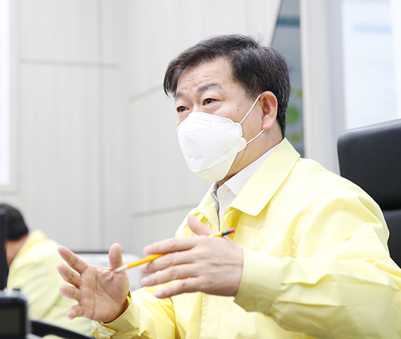 박승원 광명시장은 “사회적거리두기 2.5단계가 길어지면서 소상공인을 비롯한 많은 시민의 고통이 큰 것을 잘 알고 있지만 마지막까지 코로나19 확산 방지에 힘을 모아주시기 바란다”고 당부했다. (사진제공=광명시청)