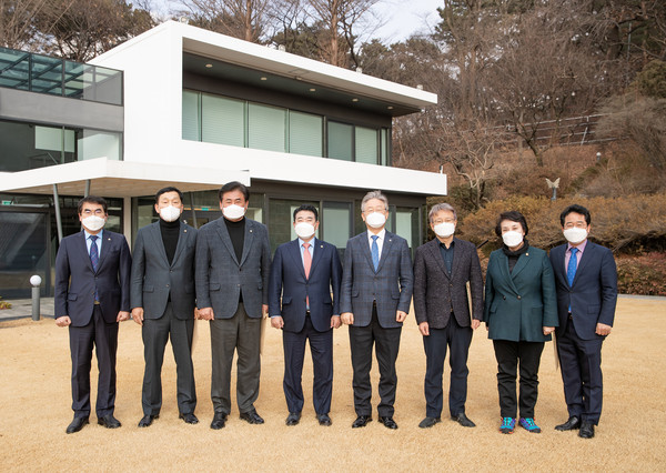 18일 오후 경기도지사 공관에서 이재명 경기도지사, 박정 경기도당위원장, 권칠승 정책위원장, 김철민 경기도형 뉴딜특위 위원장, 정춘숙 포용복지국가 특위 위원장, 소병훈 평화와문화발전 특위 위원장, 양기대 지방분권발전 특위 위원장, 민병덕 수석대변인이 참여한 가운데 경기도-더불어민주당 경기도당 경기도정 현안설명회를 하였다. (사진제공=경기도청)