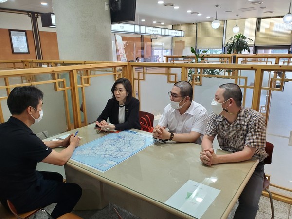 사진은 고금란, 김현석, 박상진 과천시의원이 지난해 8월 국토부를방문, 부동산정책에 대해 의견을 제시하고 있다. (사진제공=과천시의회)