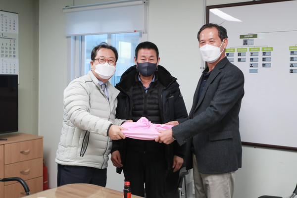 조광한 남양주시장이 지난 18일 오후 다산동에 위치한 남양주보건소 및 도시관리사업소, 교통국을 차례로 방문해, 시민안전을 지키기 위해 최일선에서 수고하는 직원들을 만나 격려했다. (사진제공=남양주시청)