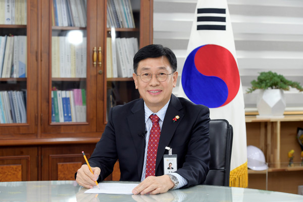 전진선 양평군의장은 19일 중앙신문과의 인터뷰에서 “2021년 새해에는 주요 현안 해결을 위한 현장에 항상 군민과 함께 하겠다”고 밝혔다. (사진제공=양평군의회)