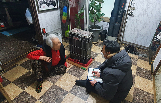 김범수 수원시 복지자원팀장이 연무동에 거주하는 한 어르신 가정을 방문해 배달된 연탄을 확인한 후 지원 취지를 설명하고 있다. (사진제공=수원시청)