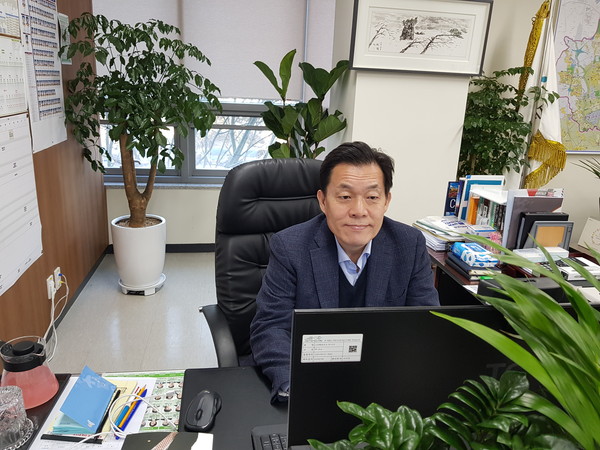 취임 100일을 맞이한 이재준 수원시지속가능도시재단 이사장은 “다양한 사업추진과 적극적인 홍보를 통해 시민 한사람 한사람에게 좀더 가까이 다가가는 도시재단이 되고자 한다”며 신년 재단 운영 포부를 밝혔다. (사진=권영복기자)