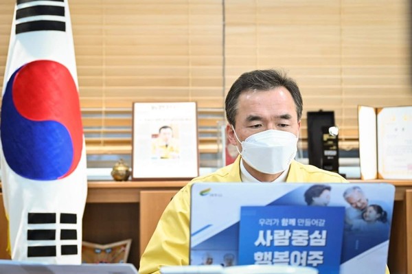 이항진 시장은 21일 비대면 브리핑 방식으로 진행된 신년 기자회견에서 “현재 코로나19 백신과 치료제가 없는 현실에서, 코로나를 꺾을 수 있는 해답은 원스톱으로 처리하는 ‘신속 정확한 PCR 검사’라고 밝혔다. 또 “지난 19일 경기도가 전 도민을 대상으로 10만원씩 재난지원금 지급을 확정했다”며 “여주시도 가용 재원을 검토하고 여주시의회 등과 충분히 협의해 지급 결정을 논의하겠다”고 설명했다. (사진=이항진 여주시장 페이스북)