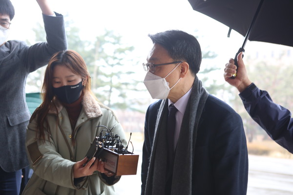 고위공직자범죄수사처(공수처)의 초대 공수처장으로 취임한 김진욱 공수처장이 21일 오후 취임식에 참석하기 위해 정부과천청사에 들어서고 있다. (사진=나문성 기자)