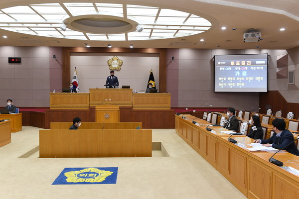 정덕영 양주시의회 의장이 21일 열린 제325회 임시회 제2차 본회의에서 전자투표     시스템을 활용해 안건 표결처리를 하고 있다. (사진제공=양주시의회)