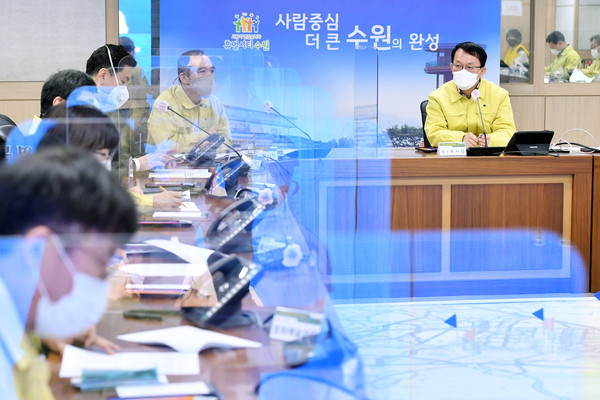 수원시는 지난 22일 시청 재난안전상황실에서 조청식 제1부시장 주재로 ‘코로나19 예방접종 대응 추진단 구성에 따른 관계기관(부서) 회의’를 열었다. (사진제공=수원시청)