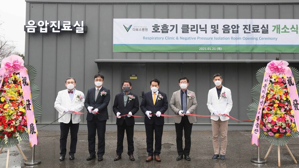 백군기 용인시장이 호흡기전담클리닉 개소식에서 테이프 커팅을 하고 있다. (사진제공=용인시청)