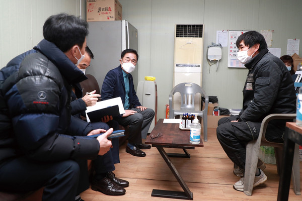 정장선 평택시장은 지난 22일 시에서 위탁 운영 중인 동물보호센터(진위면 야막리 소재)를 방문해 현장을 점검했다. (사진제공=평택시청)